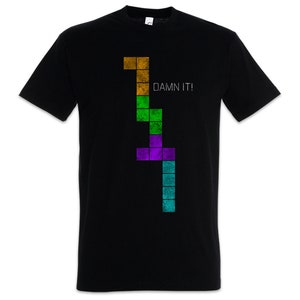 Könnte beinhalten: Schwarzes T-Shirt mit einem farbenfrohen, pixeligen Design und dem Text "DAMN IT!". Das Design zeigt eine Reihe von verbundenen Quadraten in Orange, Grün, Lila und Türkis. Ein lässiges T-Shirt für den Alltag.