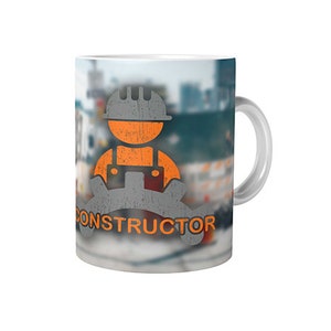 Könnte beinhalten: Weiße Keramiktasse mit einer grauen und orangefarbenen Grafik eines Bauarbeiters und dem Wort "CONSTRUCTOR" auf der Vorderseite.