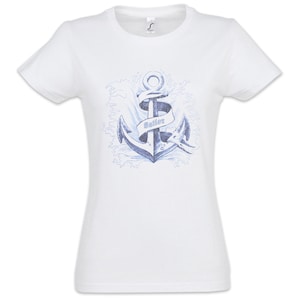 Könnte beinhalten: Weißes T-Shirt mit blauem Anker-Design und dem Wort "Sailor" auf einem Banner. Der Anker ist von stilisierten Wellen umgeben. Ein lässiges Oberteil im maritimen Stil.