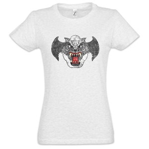Könnte beinhalten: Hellgraues T-Shirt mit einer detaillierten Grafik eines knurrenden Wolfes mit fledermausartigen Flügeln. Das Maul des Wolfes ist geöffnet und zeigt rote Zähne und eine rote Zunge. Das Design ist in Grau- und Schwarztönen gehalten.