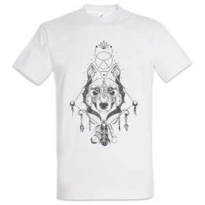 Könnte beinhalten: Weißes T-Shirt mit einem detaillierten schwarz-grauen Wolfskopf-Design. Die Illustration enthält geometrische Formen, Linien und Federdetails. Das Design ist komplex und detailliert.