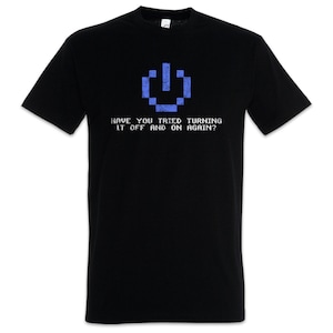 Könnte beinhalten: Schwarzes T-Shirt mit einem blauen, pixelartigen Power-Button-Motiv und dem Text "Haben Sie versucht, es aus- und wieder einzuschalten?"