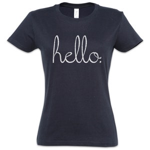 Puede incluir: Camiseta azul marino con la palabra "hello" en blanco, con una fuente cursiva. La camiseta tiene mangas cortas y cuello redondo. El texto está centrado en la parte delantera.