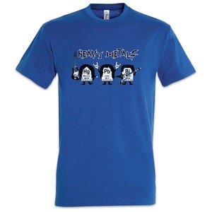 Peut inclure: T-shirt bleu avec l'inscription "HEAVY METALS" surmontant un dessin animé de trois éléments jouant de la guitare. Les éléments sont Hg, Pb et Bi. Le t-shirt est de couleur bleu uni.