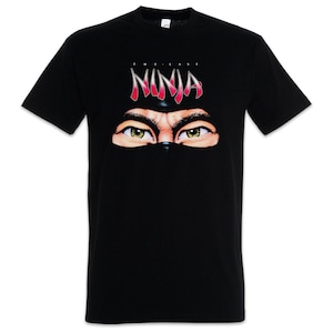 Peut inclure: T-shirt noir avec un graphique d'yeux de ninja et le texte "The Last Ninja" en rouge et blanc.