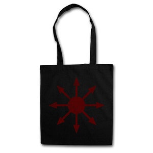 Op de afbeelding: Zwarte draagtas met een rood achtpuntig sterburst-ontwerp. De tas heeft twee zwarte handvatten en is gemaakt van een stevige stof. Het ontwerp is gecentreerd op de voorkant.