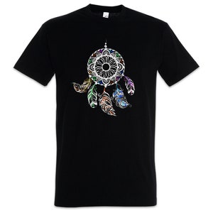 Peut inclure: T-shirt noir avec un motif de capteur de rêves blanc et des plumes colorées. Le capteur de rêves présente un motif circulaire détaillé et les plumes affichent une variété de couleurs. Le t-shirt est à col rond et à manches courtes.