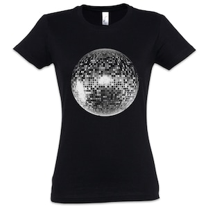 Peut inclure: T-shirt noir avec un motif de boule à facettes en niveaux de gris. La boule à facettes est composée de nombreux carreaux miroirs carrés. Le t-shirt a des manches courtes et un col rond.
