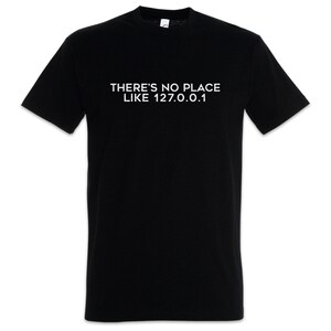 Peut inclure: T-shirt noir avec le texte blanc "THERE'S NO PLACE LIKE 127.0.0.1" sur la poitrine. Le t-shirt a des manches courtes et un col rond. Le t-shirt est fait d'une matière douce.