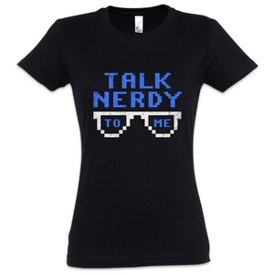 Könnte beinhalten: Schwarzes T-Shirt mit dem Text "TALK NERDY TO ME" in pixelartiger Schrift, mit blauen pixelartigen Sonnenbrillen.