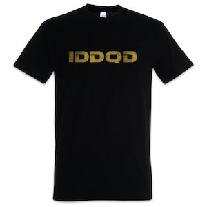 Könnte beinhalten: Schwarzes T-Shirt mit einem goldenen "IDDQD"-Aufdruck auf der Vorderseite.