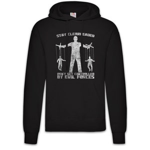 Peut inclure: Sweat-shirt à capuche noir avec un motif blanc. Le motif représente une grande figure contrôlant deux petites figures avec des ficelles, avec le texte "STAY CLEAR HEADED" et "DON'T GET CONTROLLED BY EVIL FORCES".