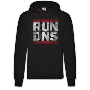 Peut inclure: Sweat-shirt à capuche noir avec l'inscription "RUN DNS" en lettres blanches usées, encadrée d'un motif rectangulaire rouge et blanc. Le sweat-shirt a un cordon de serrage et une poche avant.
