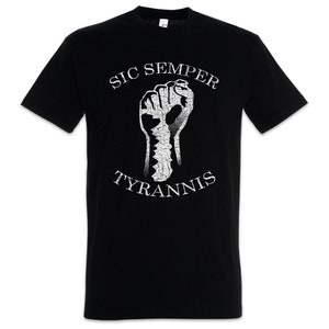 Peut inclure: T-shirt noir avec un motif blanc d'un poing serré avec un motif en forme de carte. Les mots "SIC SEMPER TYRANNIS" sont arqués au-dessus et en dessous du poing dans une police vieillie. Col rond.