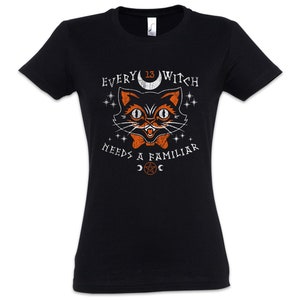 Könnte beinhalten: Schwarzes T-Shirt mit einer Grafik einer Katze mit orangefarbenen und weißen Details, einer Fliege und dem Text "EVERY WITCH NEEDS A FAMILIAR". Das Design umfasst Sterne, einen Mond und ein Pentakel.