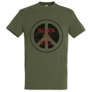 Könnte beinhalten: Olivgrünes T-Shirt mit einem schwarzen Peace-Zeichen und den roten Worten "BORN TO KILL". Das Design hat einen Used-Look im Vintage-Stil. Das T-Shirt hat einen Rundhalsausschnitt.