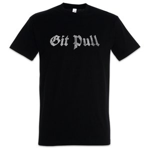 Könnte beinhalten: Schwarzes T-Shirt mit dem Text "Bit Pull" in einer stilisierten, silbernen Schrift. Das kurzärmelige Shirt besteht aus einem dunklen Stoff und wird vor einem weißen Hintergrund präsentiert. Der Text ist mittig auf der Brust platziert.