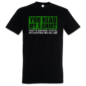 Peut inclure: T-shirt noir avec un rectangle vert qui dit "YOU READ MY T-SHIRT THAT'S ENOUGH SOCIAL INTERACTION FOR ONE DAY"