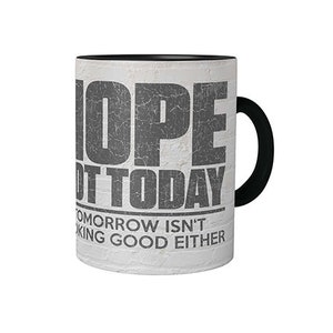 Peut inclure: Une tasse à café en céramique blanche avec un bord et une poignée noirs. La tasse a un aspect vieilli et délabré et présente le texte "Hope Not Today, Tomorrow Isn't Looking Good Either".