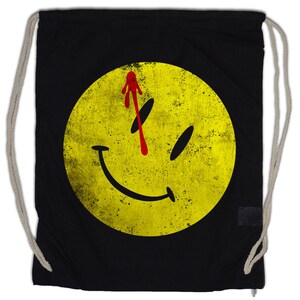 Peut inclure: Sac à dos noir avec un smiley jaune barré d'une barre rouge et une goutte de sang rouge sur le dessus.