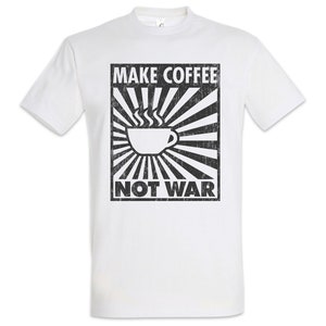Peut inclure: T-shirt blanc avec un imprimé graphique noir et blanc d'une tasse de café avec de la vapeur qui s'en échappe. Le graphique est dans le style d'une affiche de propagande vintage avec le texte "MAKE COFFEE NOT WAR".