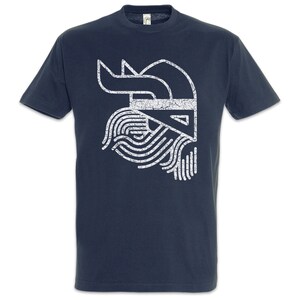 Könnte beinhalten: Marineblaues T-Shirt mit einem weißen, verwitterten Wikingerhelm-Motiv. Das Design umfasst Helm, Bart und Gesichtsdetails. Das T-Shirt hat einen Rundhalsausschnitt.
