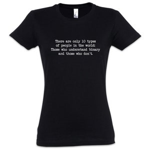 Könnte beinhalten: Schwarzes T-Shirt mit weißem Text: „Es gibt nur 10 Arten von Menschen auf der Welt: Diejenigen, die Binärcode verstehen, und diejenigen, die es nicht tun.“ Das Shirt hat kurze Ärmel und einen Rundhalsausschnitt.