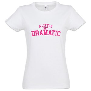 Może przedstawiać: Biała koszulka z różowym nadrukiem, na którym widnieje napis "A Little Bit Dramatic".