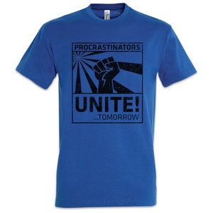 Könnte beinhalten: Ein königsblaues T-Shirt mit einem schwarzen Grafikdruck einer erhobenen Faust und dem Text "Procrastinators Unite! ...Tomorrow".