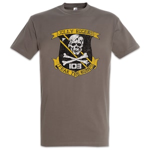 Könnte beinhalten: Ein graues T-Shirt mit einer Grafik im Vintage-Stil eines Totenkopfs und Knochen mit dem Text "Jolly Rogers 103 Fear the Bones".