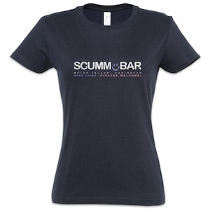 Może przedstawiać: Koszulka w ciemnoniebieskim kolorze z napisem "SCUMMUBAR" w kolorze białym z uśmieszkiem w kolorze fioletowym. Tekst poniżej brzmi "WILEY ISLAND - CARIBBEAN OPEN 24HRS - PIRATES WELCOME!"