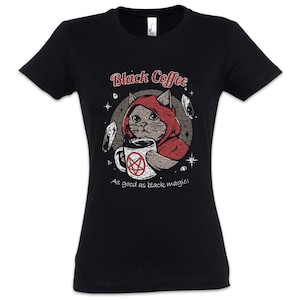 Puede incluir: Camiseta negra con un gato con capucha roja sosteniendo una taza de café con un pentagrama. El texto "Black Coffee" y "As good as black magic!" está impreso encima y debajo de la ilustración del gato.