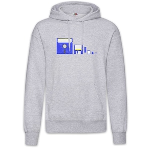 Op de afbeelding: Een lichtgrijze hoodie met een voorzak en een capuchon met trekkoord. Het ontwerp toont een reeks blauwe en gele floppy disk-illustraties, die van links naar rechts kleiner worden. De hoodie is gemaakt van zacht materiaal.