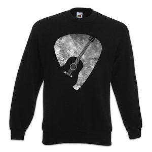 Peut inclure: Sweat-shirt noir avec un motif de médiator de guitare blanc représentant la silhouette d'une guitare acoustique. Le médiator a un aspect vieilli et usé.