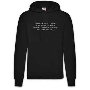 Könnte beinhalten: Schwarzer Kapuzenpullover mit einem weißen Textaufdruck, der lautet: "Es gibt nur 2 Arten von Menschen auf der Welt: Diejenigen, die Binär verstehen, und diejenigen, die es nicht tun."