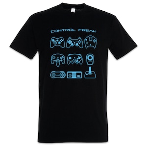 Peut inclure: T-shirt noir avec l'inscription "CONTROL FREAK" et une série de neuf manettes de jeu vidéo bleues. Les manettes sont disposées en trois rangées de trois, présentant divers modèles.