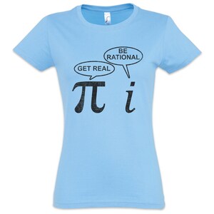 Puede incluir: Camiseta azul claro con los símbolos matemáticos pi e i, y bocadillos que dicen "Get Real" y "Be Rational" en texto negro. La camiseta es de cuello redondo.
