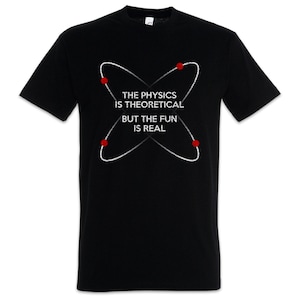 Könnte beinhalten: Schwarzes T-Shirt mit einer weißen und roten Atomgrafik und dem Text "THE PHYSICS IS THEORETICAL BUT THE FUN IS REAL". Das T-Shirt hat einen Rundhalsausschnitt und kurze Ärmel.