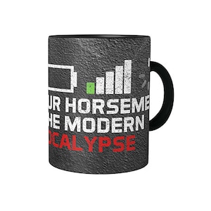 Peut inclure: Mug à café noir avec un motif blanc qui dit "Your Horsepower, The Modern Apocalypse". Le motif comprend également une icône de batterie et un graphique à barres.