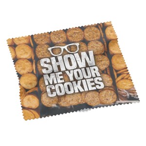 Könnte beinhalten: Ein braunes Mikrofaser-Reinigungstuch mit einem Muster aus runden Crackern. Der Text "SHOW ME YOUR COOKIES" ist in Weiß auf das Tuch gedruckt, mit einer Brille über dem Text.