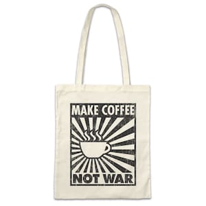 Könnte beinhalten: Cremefarbene Tragetasche mit schwarzem Text und Grafik. Der Text lautet "MAKE COFFEE NOT WAR" über einem Kaffeetassen-Design mit Strahlenlinien. Die Tasche hat zwei lange Griffe.