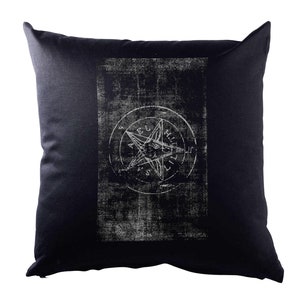 Könnte beinhalten: Schwarzes Kissen mit einem weißen Pentagramm-Design. Das Pentagramm ist von einem Kreis mit den Worten "S.A.L.U.T.E.N.I.S." umgeben.