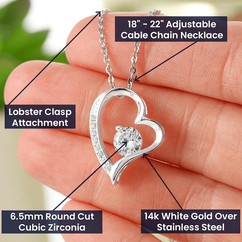 Peut inclure: Un collier argent&eacute; avec un pendentif en forme de c&oelig;ur. Le pendentif comporte une pierre de zircone cubique taill&eacute;e en rond de 6,5 mm et des pierres plus petites. Le collier a une cha&icirc;ne r&eacute;glable de 45,7 cm &agrave; 55,9 cm et un fermoir homard. Le pendentif est en or blanc 14 carats sur acier inoxydable.