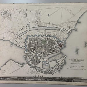 Puede incluir: Un mapa antiguo en blanco y negro de Copenhague, Dinamarca, que muestra calles detalladas, fortificaciones y un puerto. El mapa incluye el texto COPENHAGEN y KJOBENHAVN, junto con una escala en la esquina inferior derecha y una leyenda.