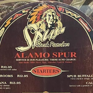 Menú del restaurante Spur Steak Ranch, de madera, de los años 80, con temática de vaqueros e indios americanos, Ciudad del Cabo, Sudáfrica