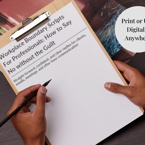 Peut inclure: Un presse-papiers en bois contient une feuille blanche avec le texte : "Workplace Boundary Scripts For Professionals: How to Say No without the Guilt." Un crayon noir est tenu au-dessus de l'espace vide. Un graphique circulaire indique "Print or Use Digitally Anywhere."