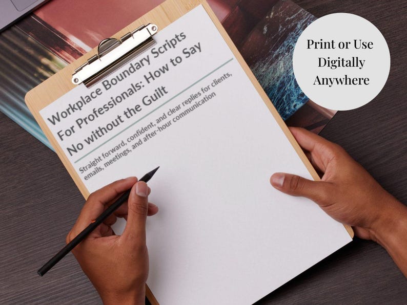 Peut inclure: Un presse-papiers en bois contient une feuille blanche avec le texte : "Workplace Boundary Scripts For Professionals: How to Say No without the Guilt." Un crayon noir est tenu au-dessus de l'espace vide. Un graphique circulaire indique "Print or Use Digitally Anywhere."