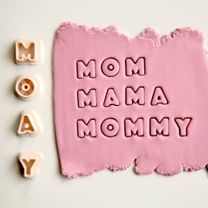 Cortador de arcilla Mom Mommy Mama (juego de 4 piezas) / Cortador de arcilla del día de la madre / Cortadores de arcilla para pendientes del día de la madre / Cortadores de arcilla con letras