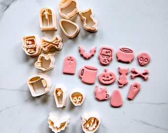 以下が含まれることがあります： ハロウィーンをテーマにしたピンクと白のプラスチック製のクッキーカッター20個セット。かまど、幽霊、コウモリ、頭蓋骨、十字架、墓石、モンスター、猫、マグカップ、カボチャ、骨、ジンジャーブレッドマンなどがあります。