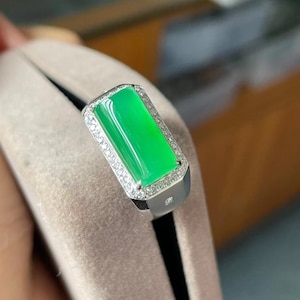 Jade ring 18K white gold Beautiful natural icy green jadeite in 18K white gold setting.